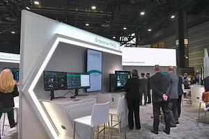 ブースの約半分のスペースで「SYNAPSE Enterprise Imaging」を紹介