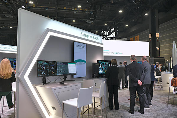 ブースの約半分のスペースで「SYNAPSE Enterprise Imaging」を紹介