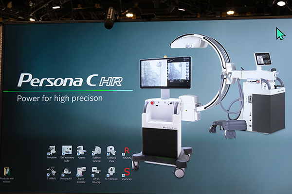 ショールームとつなぐ大型モニタ。対応可能な機種が左下に表示されている。モニタ上部のマイク，カメラでショールームと対話が可能に。