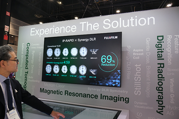 デモンストレーションの待ち時間に富士フイルムの製品・機能などを紹介