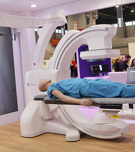 ケーブルフリーのインラインCアームを採用