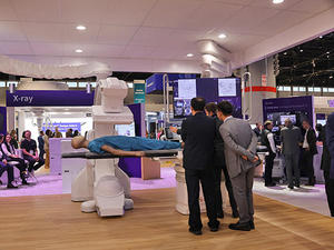 デザイン・設計を刷新した次世代血管撮影装置「Allia Moveo」（薬機法未承認）