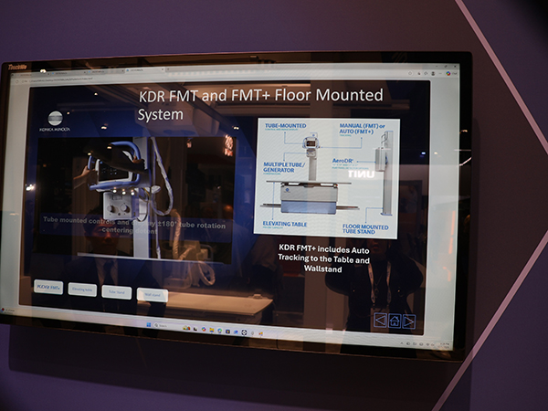 新製品の「KDR FMT/FMT+（床走行式撮影装置）」はデモ用モニタで紹介