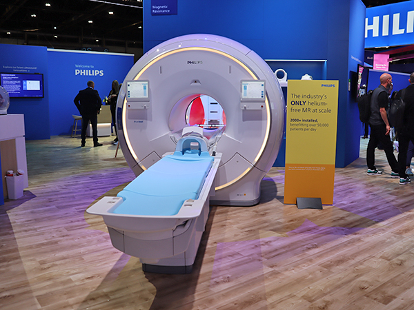 世界2000台以上の実績を持つ1.5TヘリウムフリーMRIの最新機種「BlueSeal XE」