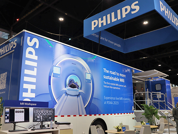 デモンストレーションを行ったモバイルMRI「BlueSeal Mobile Truck」