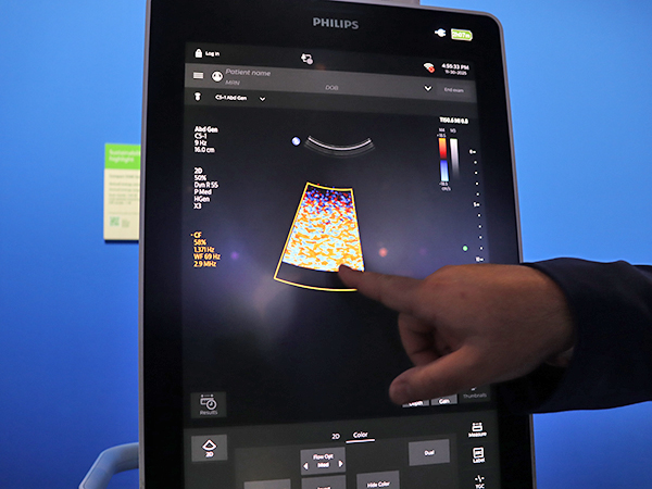 縦型のタッチパネルディスプレイの操作だけで検査を遂行可能