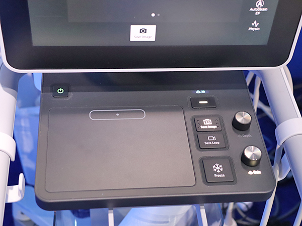 トラックパッドと数個のボタン・ダイヤルで構成されるコントロールパネル