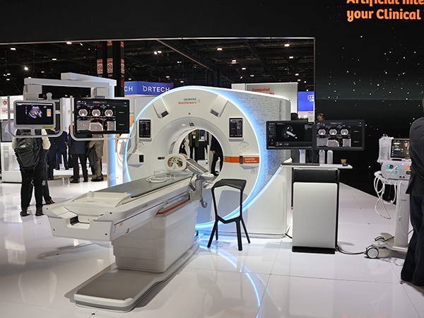 PCD-CTでSingle Sourceの「NAEOTOM Alpha.Prime」は，バリアン社の肝臓のアブレーションシステム（写真右端：日本未発売）や超音波（写真左端のモニタ）とも連携可能