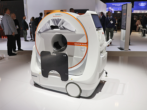 32スライスの頭部専用のモバイルCT「SOMATOM On.site」（薬機法未承認）