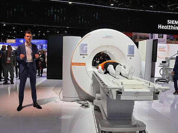 ヘリウムフリーの0.55T MRIの新製品「MAGNETOM Free.XL」