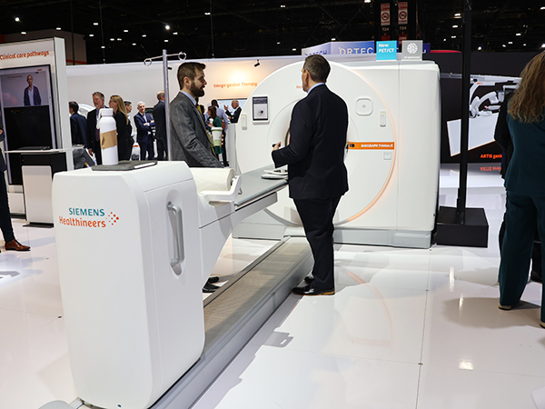 幅広い検出器へのアップグレードが可能になったPET-CT「BIOGRAPH Trinion.X」