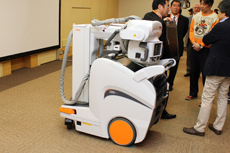 移動時には支柱が収納され130cm以下となり視野を確保