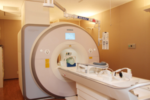 3T MRI（MAGNETOM Skyra：シーメンス社製） 1.5Tと比べ，乳腺腫瘤の検出率が高い3T装置を導入。MRIでしか検出できない病変を拾い上げるためスクリーニングに活用していく。