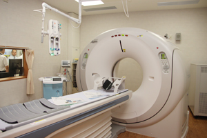64列128スライスCT（Aquilion CXL：東芝メディカルシステムズ社製） 大腸3D CT検査実施のため導入。AIDR 3Dにより被ばく低減を図る。ワークステーションはAZE社製。女性の大腸3D CTの検査は，女性の診療放射線技師が担当する。