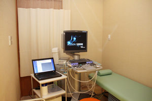 エコー室 エコー室は2室設置。乳がん検診では，超音波検査とマンモグラフィから選択できる。（写真はACUSON 2000：シーメンス社製）