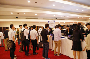 参加者が列をつくる受付の様子