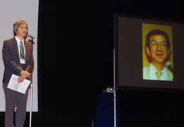 故・八町　淳氏の功績をたたえる辻岡氏