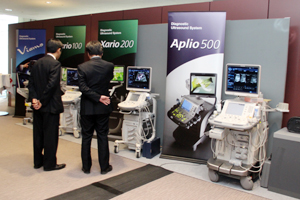 第二会場のあるD棟では，「Aplio 500」や「Xario 200」などを展示