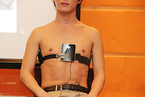 電極のついたベルトで胸部全面にスマートハート本体を固定する。