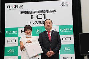 富士フイルムとSonoSiteの初の共同開発による「FUJIFILM FC1」を発売。後藤禎一メディカルシステム事業部長（右）