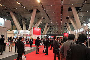 富士通フォーラムの展示会場では，未来医療開発センターの展開をアピール