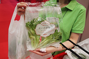 展示会場では「食・農クラウドAkisai」で作られた富士通製の低カリウムレタスを配布