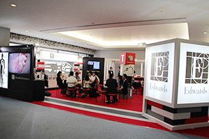 会場には企業によるホスピタリティスペースが設けられた。