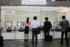 事前登録者向けの受付。5台の端末が設置された。