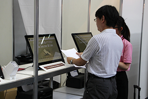 メールで送られたQRコードをかざして受付