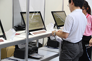 プリンタでネームカードやセミナーチケットが印字される。