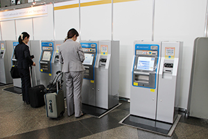 当日受付用の多機能自動発券機（CMTM）。現金，カードでの決済が可能でネームカードが発行される。