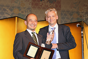 Gold Award：東京ブロック代表・吉田学誉氏（左）とプレゼンターのPaul Folkers氏