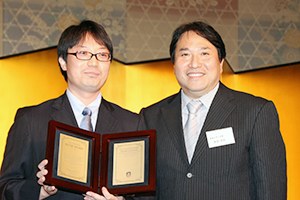 Silver Award：関西ブロック代表・大西宏之氏（左）とプレゼンターの高原太郎氏