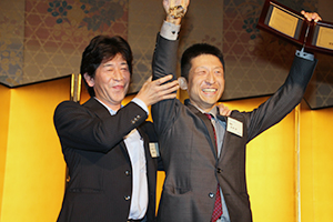 Bronze Award：推薦枠・佃幸一郎氏（右）とプレゼンターの田渕　隆氏