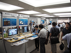 ショウケースでは14社が出展。電子カルテや問診票入力など医療向けのソリューションも展示