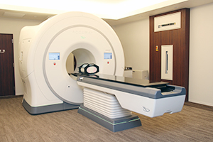 研修センターに設置された放射線治療システム「トモセラピーシステム」