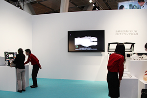 「AZE VirtualPlace」（左）と3Dモデルを展示した3Dモデリングコーナー