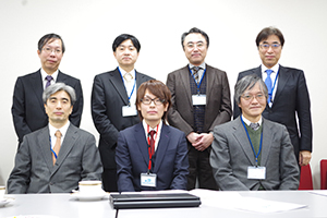 三井氏とCT部門審査員（前列左から，興梠征典氏，三井氏，辻岡勝美氏。後列左から，吉岡邦浩氏，粟井和夫氏，山口隆義氏，陣崎雅弘氏。東芝メディカルシステムズ提供）