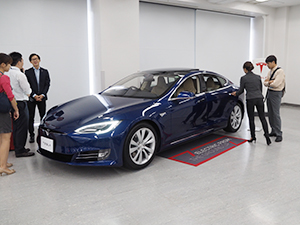 MRIの単位「テスラ」にちなみテスラモーターズの電気自動車「Model S」を展示