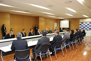 駒澤大学とバリアンメディカルシステムズ 産学連携による放射線治療人材教育センターの設立を発表し 調印式を開催