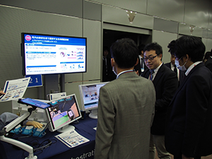 センサやUIを備えたイヤホン型端末である“ヒアラブルデバイス”を出展