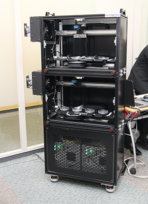 発表会場に展示された自動解析システムの試作機