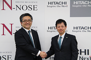 日立製作所研究開発グループ基礎研究センタ長の山田真治氏（右）とHIROTSUバイオサイエンス代表取締役の広津崇亮氏（左）