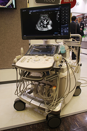 iシリーズの豊富な臨床アプリケーションを搭載したエントリーモデル「Aplio i600」を展示