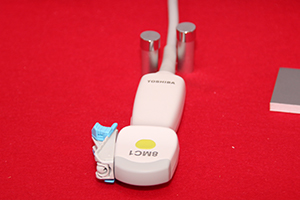 従来のプローブから約40％の重量減となり，小型で手に持ちやすい「8MC1 PVT-482BT」