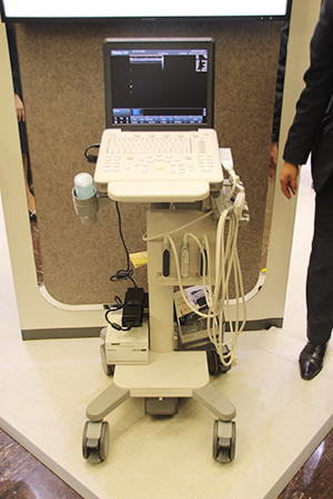 バッテリーで最大2時間稼働し，重さ5.9kgと軽量のハンドキャリータイプの超音波診断装置「Viamo c100」