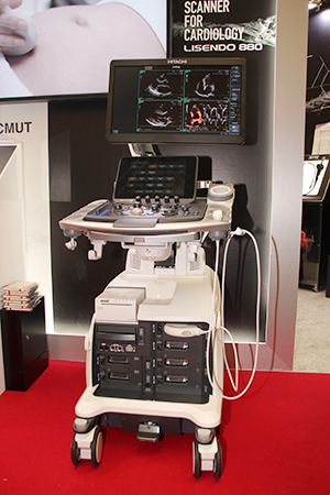 循環器用超音波診断装置の新ラインナップとして「ALOKA LISENDO 880」を出展。心不全の診断のためのパッケージなど，心臓領域の多様なアプリケーションを利用できる。