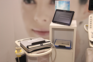 無線通信で，モニタを取り外してさまざまな位置で使用可能なコンパクトデザインの「ARIETTA Prologue」