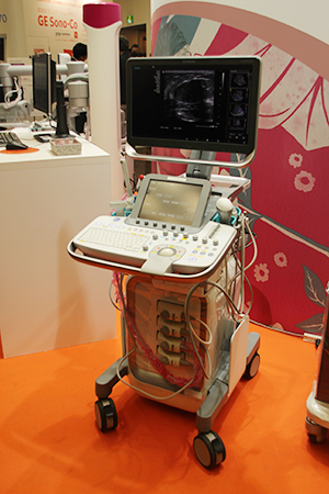 スワイプ操作が可能な10.4型の大型タッチパネルを搭載した 「ACUSON NX3 Elite」