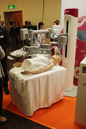 15.4cm×16.8cm×6cm範囲のボリュームデータの自動スキャンで，施行者依存性のない超音波乳がん検診をサポートする「ACUSON S2000 ABVS HELX Evolution」